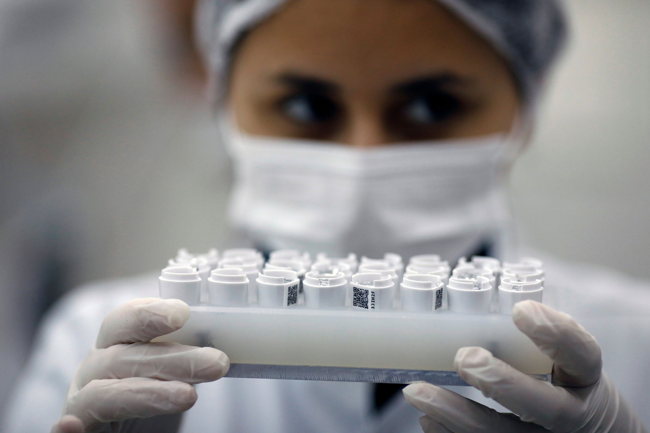 Profissional de saúde segura bandeja com amostras para testes
