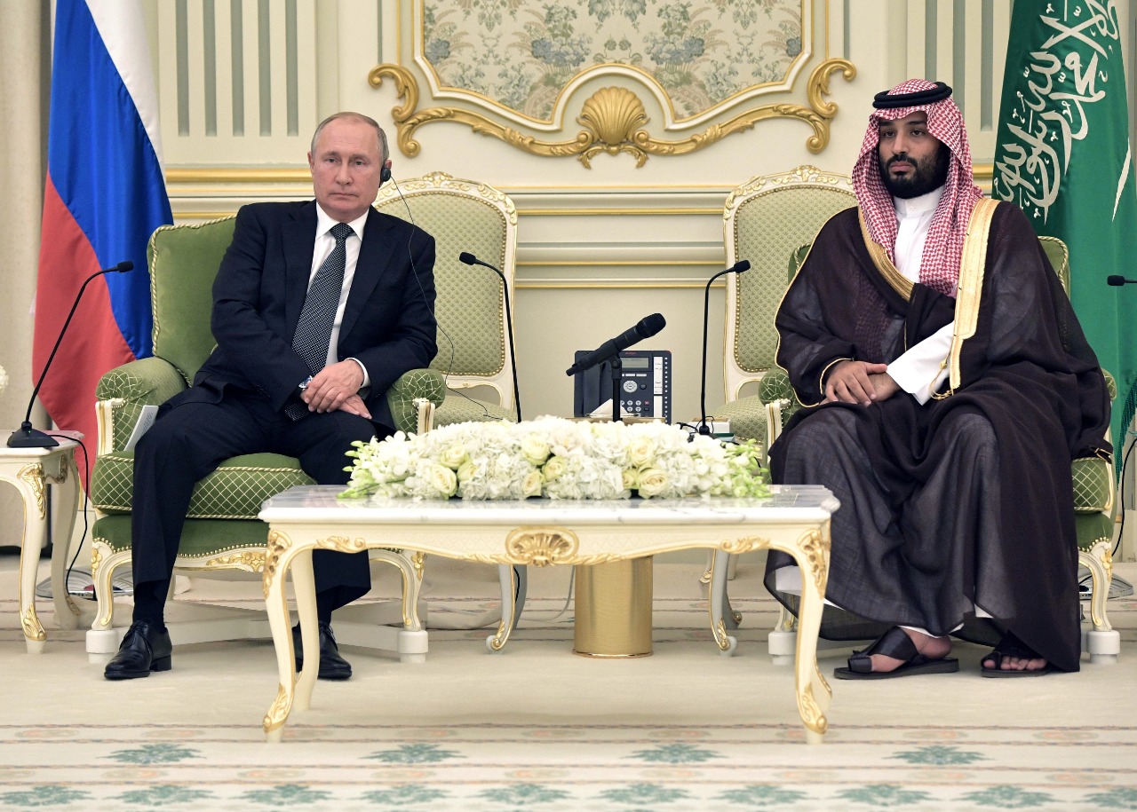 Presidente da Rússia, Vladimir Putin, ao lado do príncipe herdeiro saudita, Moha