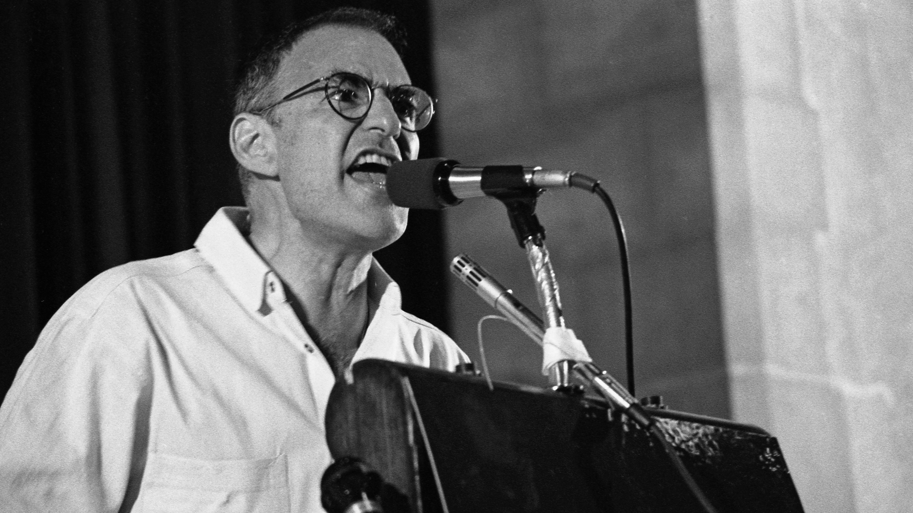 Larry Kramer na conferência Village Voice AIDS, em 6 de junho de 1987.