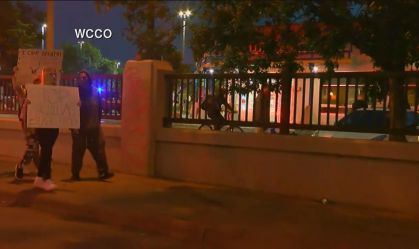 EUA tem noite de protestos contra assassinato de homem negro por policiais