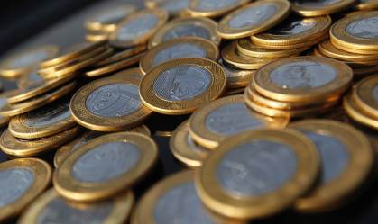Mesmo com recuo do dólar, real segue desvalorizado; o Brasil está barato?