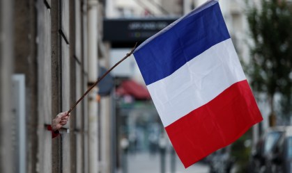 França inicia 2ª fase de relaxamento e terá bares e restaurantes reabertos