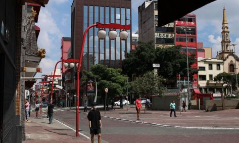 Pessoas caminham no bairro da Liberdade,  em São Paulo