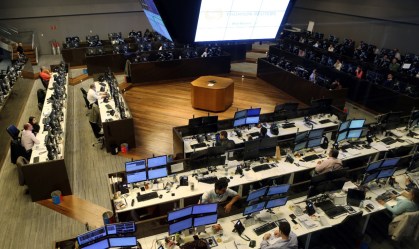 Bolsa e dólar fecham em alta com expectativa por juros nos EUA e tensão no Oriente Médio