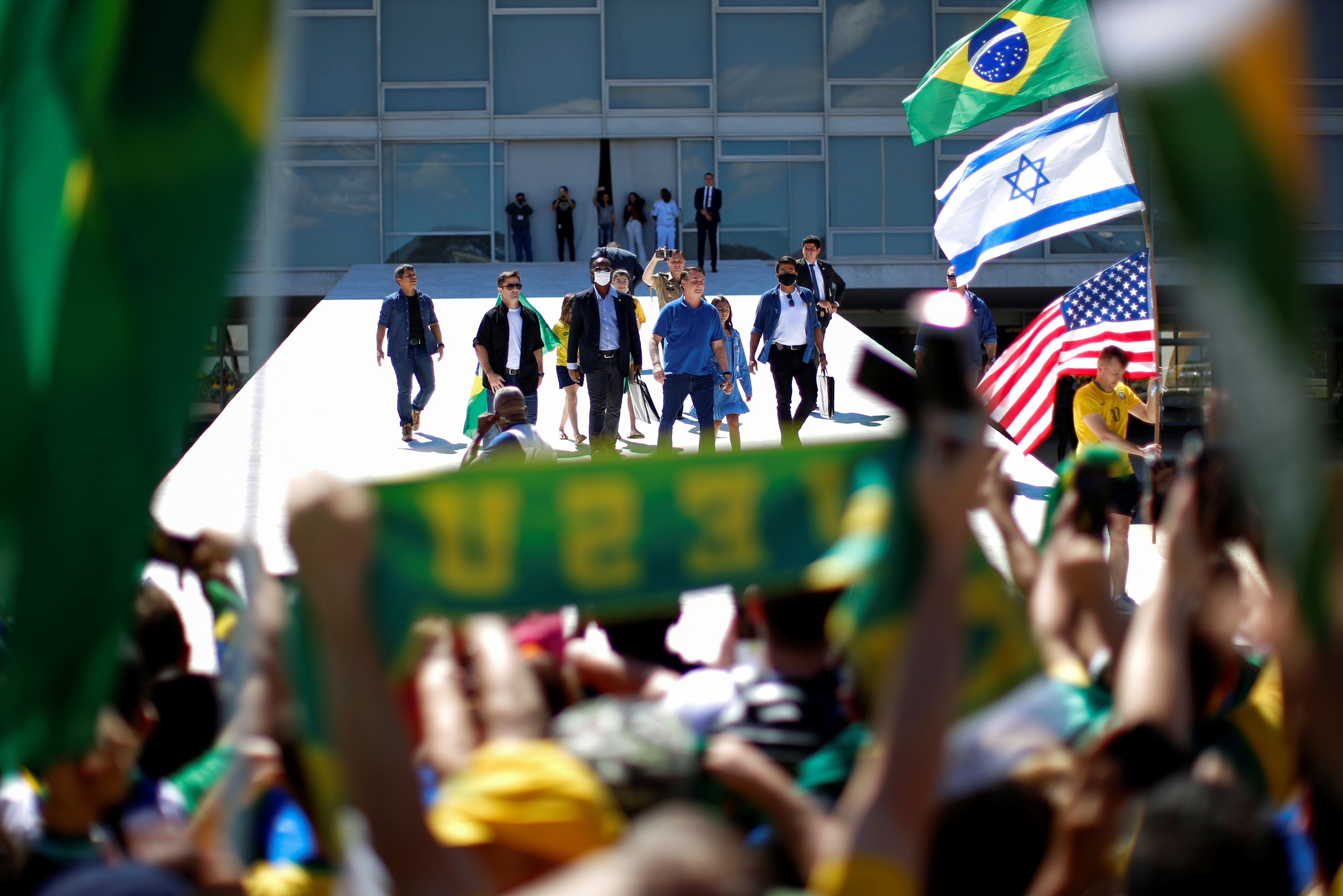 Bandeira de Israel levada por apoiador do presidente Jair Bolsonaro durante mani