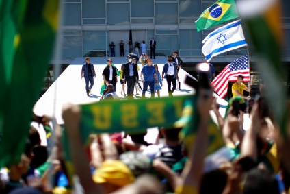 Bandeira de Israel levada por apoiador do presidente Jair Bolsonaro durante mani