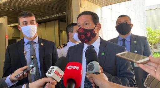 O vice-presidente Hamilton Mourão usa máscara ao falar à imprensa em Brasília