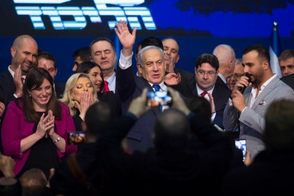 Benjamin Netanyahu acena para apoiadores em Israel
