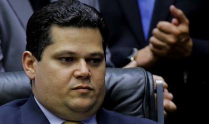 Alcolumbre devolve ao governo MP que autoriza Weintraub a nomear reitores