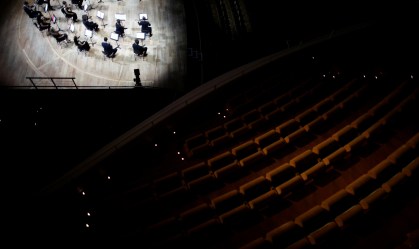 Espetáculo em sala vazia: orquestra de Paris toca Strauss na era da Covid-19
