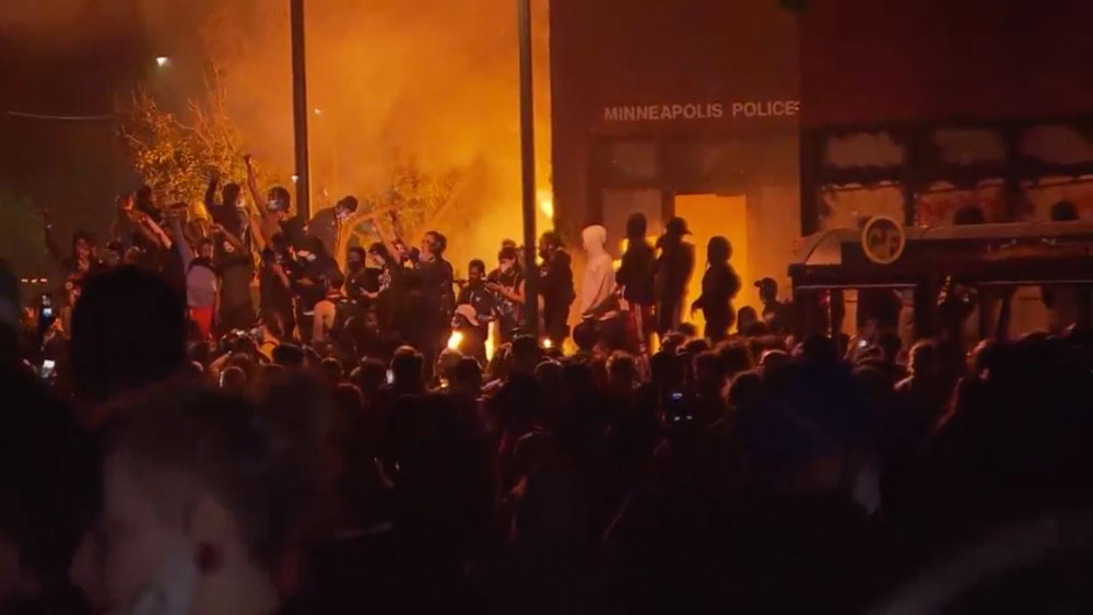 Delegacia é incendiada em Minneapolis durante protestos pela morte de George Flo