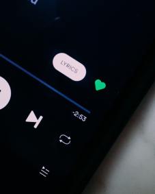 As empresas de streaming dizem que estão fazendo o possível para ajudar os artis