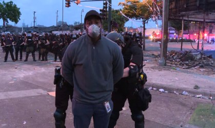 Governador de Minnesota pede desculpas a repórter da CNN preso em protesto