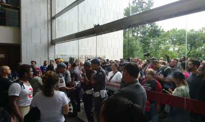 Sob protestos, assembleia de SP aprova reforma da previdência estadual