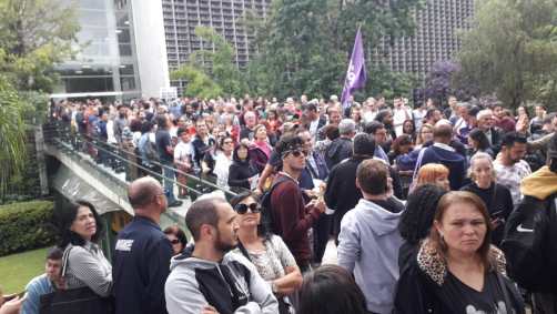 Servidores contrários à reforma de previdência protestam fora da Alesp