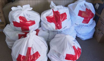 Voluntários da Cruz Vermelha montam e doam kits para famílias em vulnerabilidade
