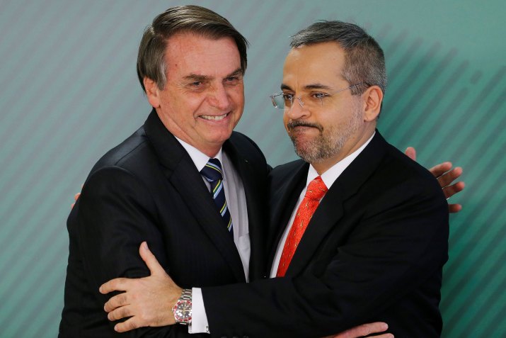 O presidente Jair Bolsonaro e o ministro da Educação Abraham Weintraub se abraçam em cerimônia no Palácio do Planalto / Foto: Adriano Machado/Reuters (9.abr.2019)