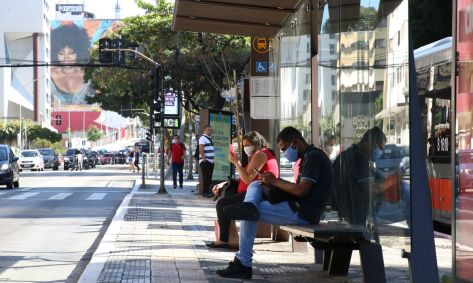 Pessoas usam máscara em ponto de ônibus na região central de São Paulo