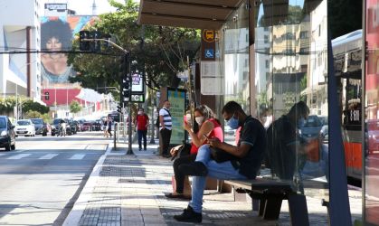 Pessoas usam máscara em ponto de ônibus na região central de São Paulo