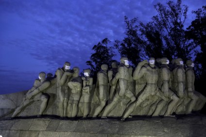 O Monumento às Bandeiras, na zona sul de São Paulo, com máscaras de proteção