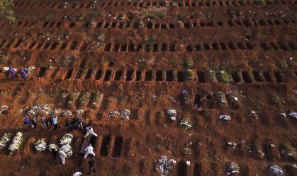 Covas abertas no cemitério da Vila Formosa, em São Paulo