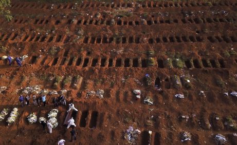 Covas abertas no cemitério da Vila Formosa, em São Paulo