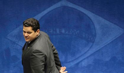 Após Bolsonaro negar negociação, Alcolumbre suspende votação de vetos
