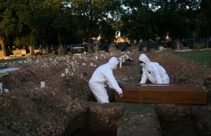 Coveiros sepultam vítima de Covid-19 em cemitério no Rio de Janeiro