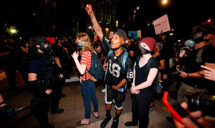 Noite de protestos em três estados norte-americanos tem troca de tiros e prisões