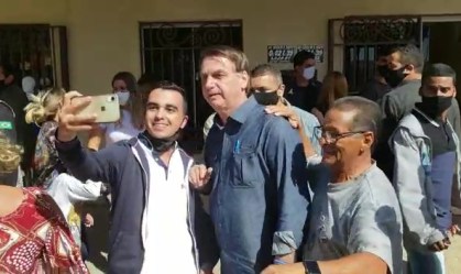 Bolsonaro volta a passear sem máscara e provocar aglomerações durante pandemia