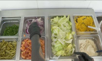 Fechados, bares e restaurantes tentam sobreviver até o fim da quarentena