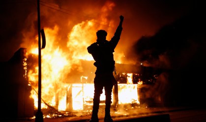 EUA têm nova noite de fúria, frustração e protestos por morte de George Floyd