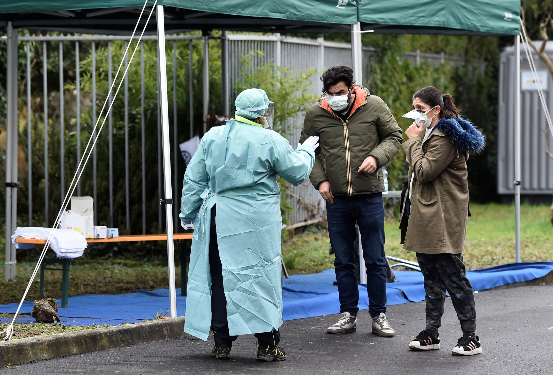 Enfermeiro atende casal em hospital em Brescia, na Itália