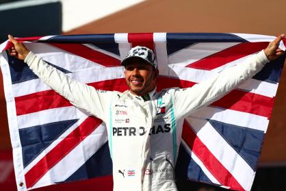 O piloto britânico Lewis Hamilton comemora seu sexto título da Fórmula 1