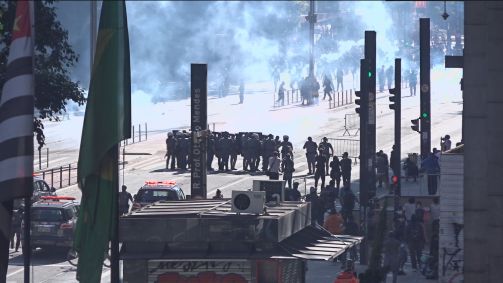 Manifestantes entram em confronto com a Polícia Militar na Av. Paulista