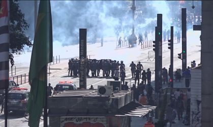 Manifestantes e PM se enfrentam na Av. Paulista