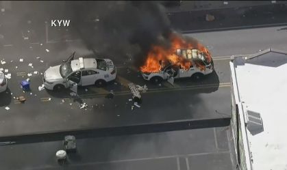 Manifestantes ateiam fogo em carro da polícia nos EUA (31.mai;2020)
