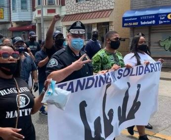 Policiais se juntam a protesto após a morte de George Floyd