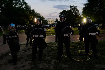Policiais antimotim cercam a Casa Branca, em Washington