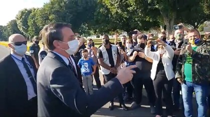 Bolsonaro conversa com apoiadores no jardim do Palácio da Alvorada