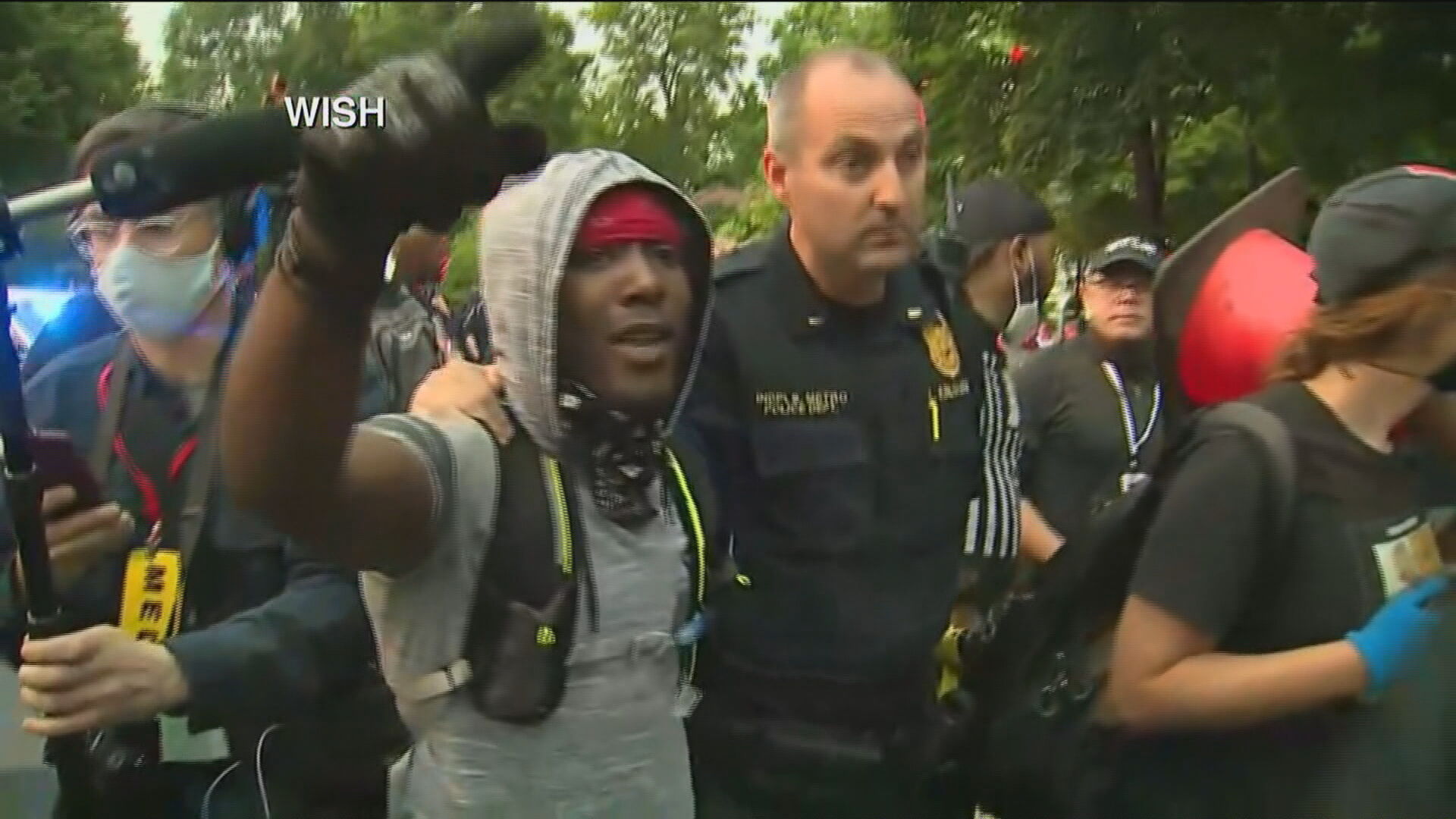 Manifestante negro abraça policial branco durante manifestação em Indiana, nos E