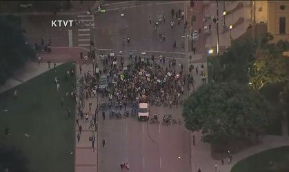 Manifestantes dão abraço coletivo em policial de Dallas