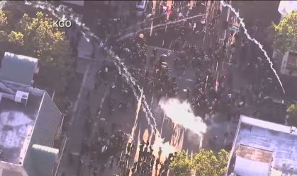 Protesto contra violência policial em Oakland termina em correria