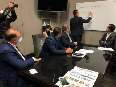 Secretário Marco Vinholi (Desenvolvimento Regional) explica a prefeitos da regiã