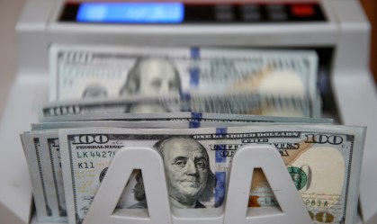 Dolar cai 3,2%, maior queda em dois anos, cotado a R$ 5,21, com otimismo externo