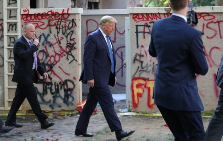 Trump visita área em que ocorreram protestos em Washington