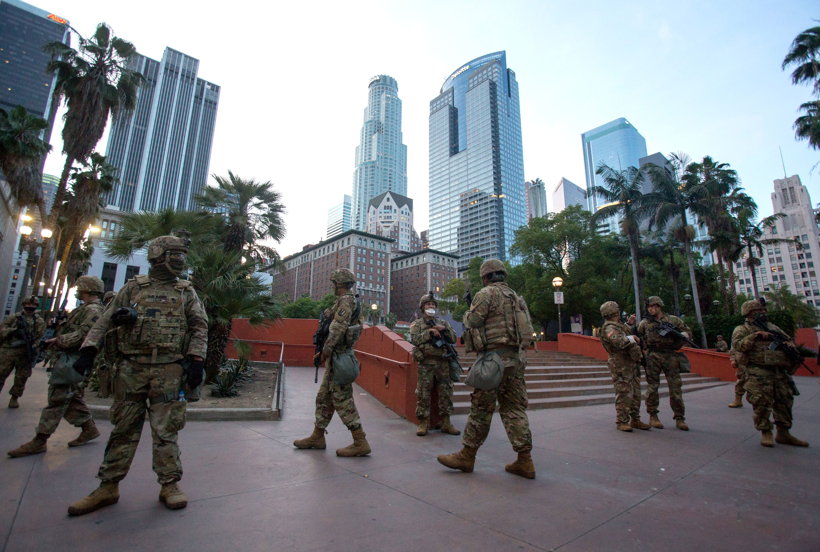 Membros da Guarda Nacional da Califórnia patrulham rua de Los Angeles