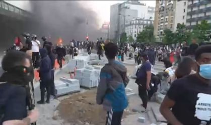 Multidão se reúne em Paris para protestar contra violência policial