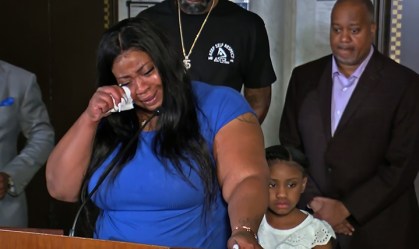 Mãe da filha de Floyd: Policiais foram para casa como se nada tivesse acontecido