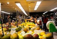 Com inflação, brasileiro já está comprando menos, mas gastando mais